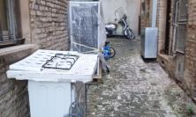 Macerata, elettrodomestici e rifiuti abbandonati nel centro storico: scatta la denuncia
