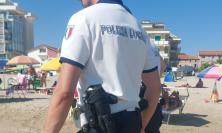 Civitanova, raffica di controlli anti-abusivismo sulle spiagge: sequestrata merce e sanzioni per 10mila euro