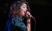 Cingoli, la voce graffiante di Carla Mancinelli porta il soul e il blues in piazza