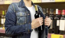 Corridonia, ruba vini e liquori pregiati al supermercato: denunciato 32enne