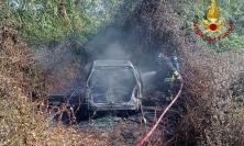 Civitanova, auto in fiamme precipita in una scarpata: a fuoco anche le sterpaglie