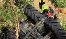 Trattore si ribalta in una scarpata: il conducente estratto dai vigili del fuoco