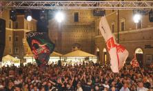 Maceratese, altra notte speciale: la squadra in piazza per San Giuliano. Riparte la campagna abbonamenti