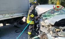 Pauroso schianto tra auto e furgone: ragazza estratta dalle lamiere, due feriti a Torrette