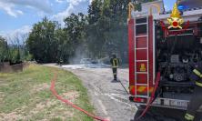 Macerata, auto in fiamme in contrada della Pieve: intervengono i vigili del fuoco