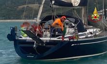 Colpito dall’albero della vela e risucchiato dall’elica: 62enne muore in mare