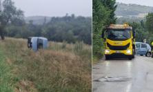 Macerata, perde il controllo dell’auto e si ribalta in un campo