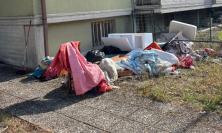 Macerata, lancia oggetti dalla finestra poi si barrica in casa: intervengono sanitari e Polizia Locale