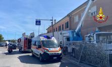 Camion finisce contro un cantiere: grave il conducente, ferito anche un operaio