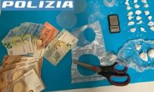 Droga sotto il tappetino dell’auto e in un barattolo: arrestato pusher
