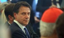 Giuseppe Conte "passeggia" con Matteo Ricci: dalla bancarelle di Macerata al lungomare di Civitanova