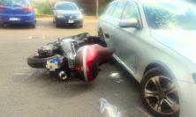 Macerata, scontro tra auto e scooter in via Roma: 60enne in codice rosso all'ospedale (FOTO)
