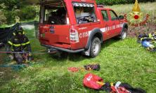 Uomo cade in una scarpata per 30 metri: un vigile del fuoco si cala nel dirupo per il recupero (FOTO)