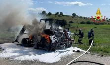 Visso - incendio trattore, intervento dei vigili del fuoco