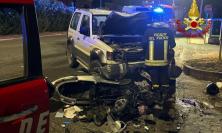 Incidente nella notte sulla Statale Adriatica: scontro tra scooter e fuoristrada, due feriti gravi