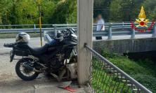 Vola nel fossato dopo l'incidente: motociclista soccorso in eliambulanza