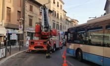 Macerata, allarme in corso Cairoli: crolla trave in un'abitazione e cede il tetto
