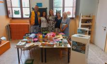 Macerata, il Lions Club Host dona il materiale del progetto Zaino Sospeso a De Amicis e Don Bosco