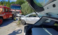 San Severino, finisce con l'auto fuori strada: il conducente trasportato in ospedale (FOTO)