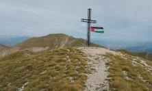 Pizzo Tre Vescovi, una bandiera palestinese legata alla croce di vetta