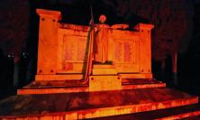 Giornata contro le armi nucleari: Il monumento ai caduti di Pieve Torina si illumina di rosso
