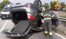 Scontro tra due auto, una si ribalta: due feriti trasferiti in ospedale (FOTO)