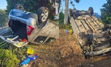 Incidente a Montecassiano, auto abbatte recinzione e si ribalta in un campo: donna trasportata all'ospedale