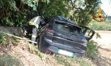 Montecosaro, sbanda con l'auto e finisce in una scarpata: 19enne in elicottero a Torrette