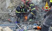 Corridonia, tragico incidente sul lavoro: operaio muore intrappolato nell’escavatore (FOTO)