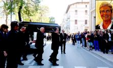 Civitanova saluta Cesare Paciotti: una bara nera accompagna l'ultimo viaggio del "re della scarpa" (FOTO)