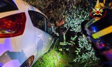 Recanati, auto sfonda la ringhiera e finisce nella scarpata all'alba: soccorse due ragazze Recanati, auto sfonda la ringhiera e finisce nella scarpata all'alba: soccorse due ragazze