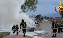Pollenza, auto in fiamme sulla Provinciale 77: famiglia in salvo Pollenza, auto in fiamme sulla Provinciale 77: famiglia in salvo