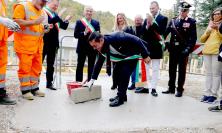 Pieve Torina, la prima pietra del nuovo municipio la mette Gentilucci: "Costruiamo sulle radici del nostro passato la casa di tutti" (FOTO e VIDEO) Pieve Torina, la prima pietra del nuovo municipio la mette Gentilucci: "Costruiamo sulle radici del nostro passato la casa di tutti" (FOTO e VIDEO)
