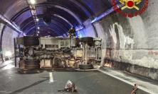 A14, autobotte si ribalta all'interno della galleria: ferito il conducente e traffico bloccato A14, autobotte si ribalta all'interno della galleria: ferito il conducente e traffico bloccato