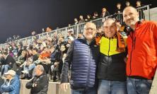 Macerata, in 500 per i 50 anni dell'Helvia Recina 1975: festa sul campo e fuori con i fuochi d'artificio