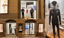 Una vetrina torna in luce grazie alle divise storiche dei carabinieri: Macerata celebra il 4 novembre