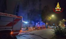 Macerata, scoppia incendio in un cantiere edile: intervengono i vigili del fuoco