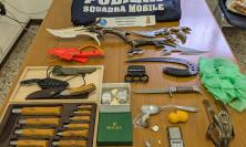 "C'è uno strano via vai, intervenite", la Polizia scopre droga e pugnali grazie ai cittadini: due denunciati