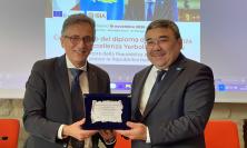 Unicam premia l'ambasciatore del Kazakistan: benemerenza a Sembayev per la cooperazione Italia-Asia
