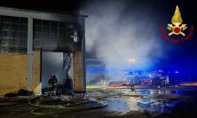 Treia, incendio nella notte: capannone di rifiuti elettronici in fiamme, ingenti i danni (FOTO)