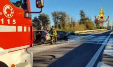 Tragedia sulla Statale 16: auto in fiamme dopo un frontale, un morto