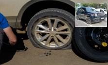 Matelica, scopre la moglie a casa con un altro e squarcia le gomme del Suv del presunto amante