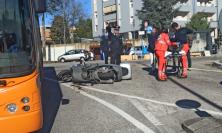 Macerata, scivola con lo scooter alla rotatoria: uomo trasportato al Pronto Soccorso