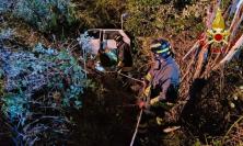 Perde il controllo dell'auto e finisce in un dirupo: conducente trasportato all'ospedale
