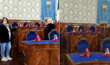 Scarpe rosse sugli scranni del Consiglio provinciale: un gesto per non dimenticare le vittime di violenza