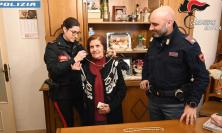 Macerata, vittima di truffa consegna monili d'oro e fede nuziale a una finta donna carabiniere: due arresti dopo fuga