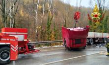 Tir fuori controllo sulla Salaria: strada bloccata e traffico in tilt