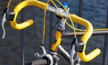 Valfornace, procede a zig-zag con la bici e rifiuta l'etilometro: denunciato 30enne