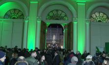 Recanati, la Bcc festeggia il Natale con il solito "(B)Cin Cin" in piazza Leopardi: sapori, musica e tradizione sotto il loggiato