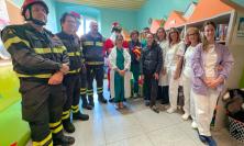 Macerata, Babbo Natale arriva con l'autoscala dei vigili del fuoco: tanti regali per i bimbi della pediatria (FOTO)